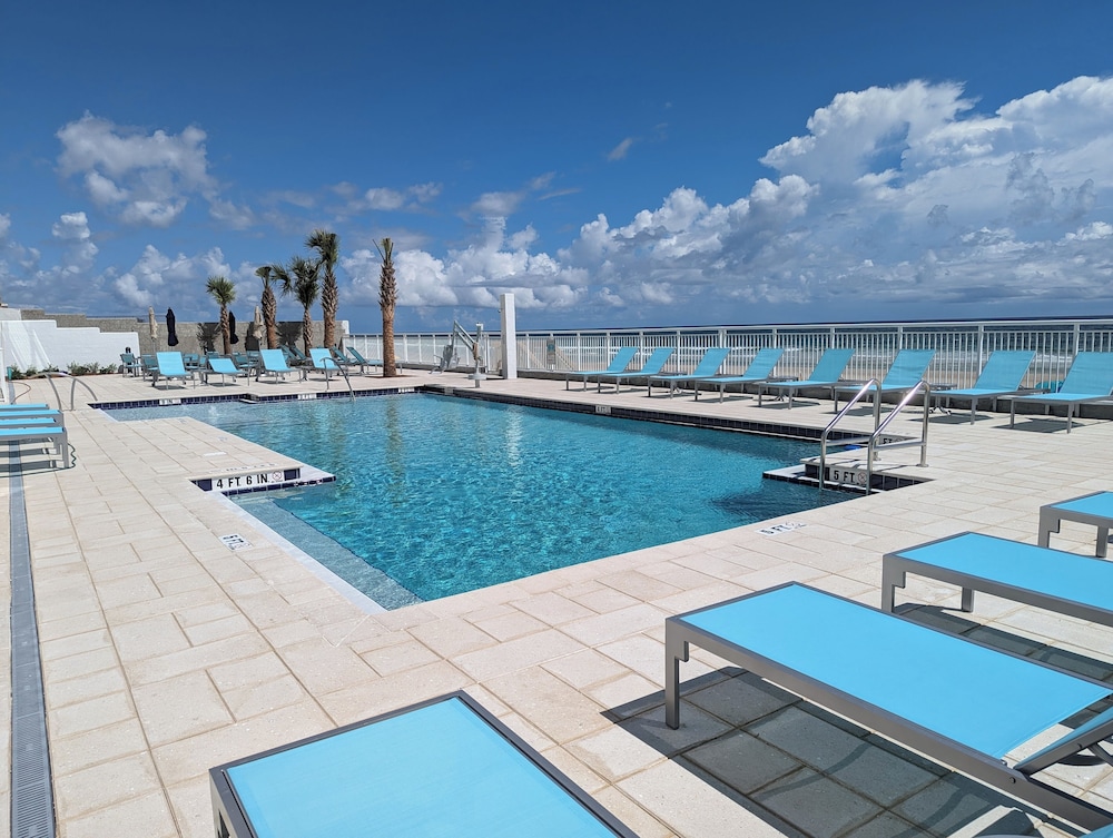 Holiday Inn Express & Suites Oceanfront by IHG — Main photo in Daytona Beach, Florida