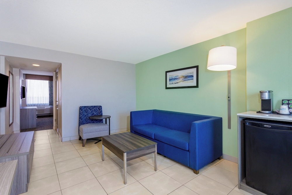 Holiday Inn Express & Suites Oceanfront by IHG — Hotel rooms in Daytona Beach, Florida