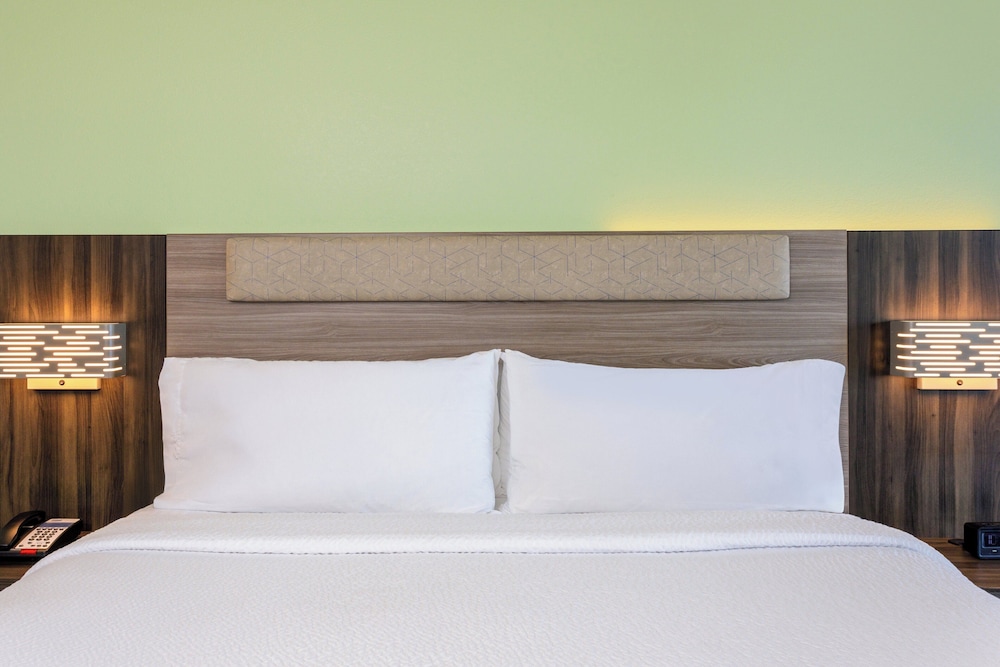 Holiday Inn Express & Suites Oceanfront by IHG — Hotel rooms in Daytona Beach, Florida