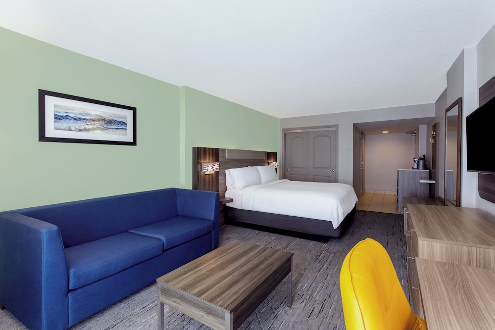 Holiday Inn Express & Suites Oceanfront by IHG — Hotel rooms in Daytona Beach, Florida