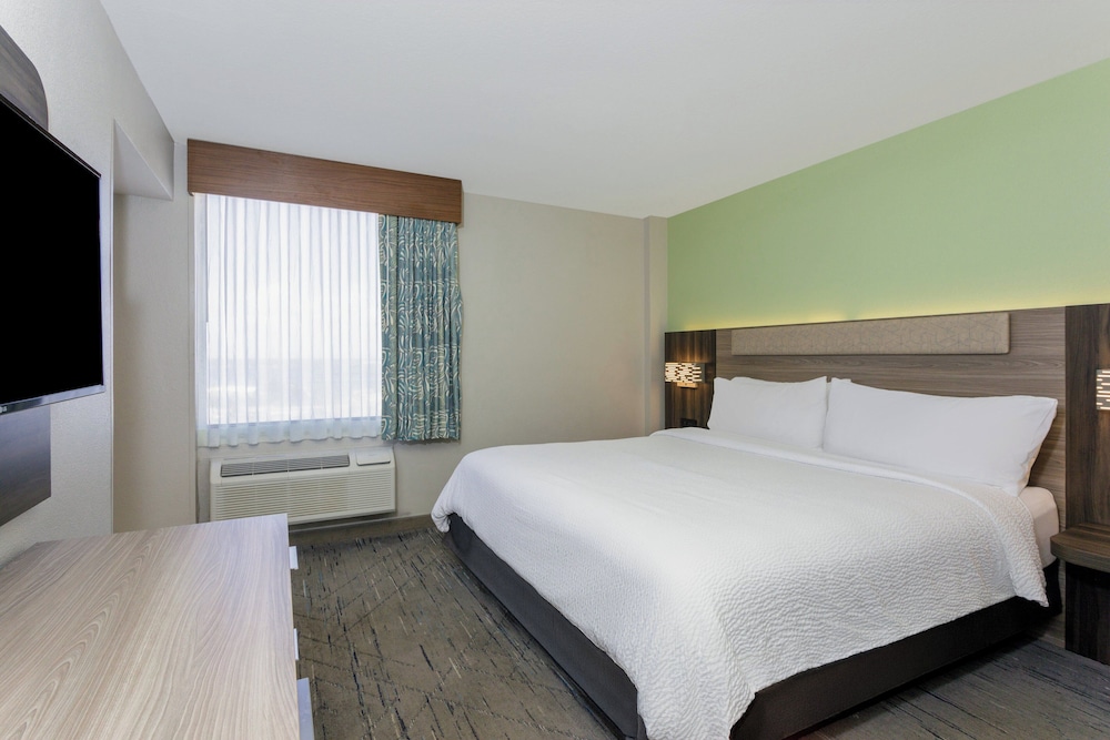Holiday Inn Express & Suites Oceanfront by IHG — Hotel rooms in Daytona Beach, Florida