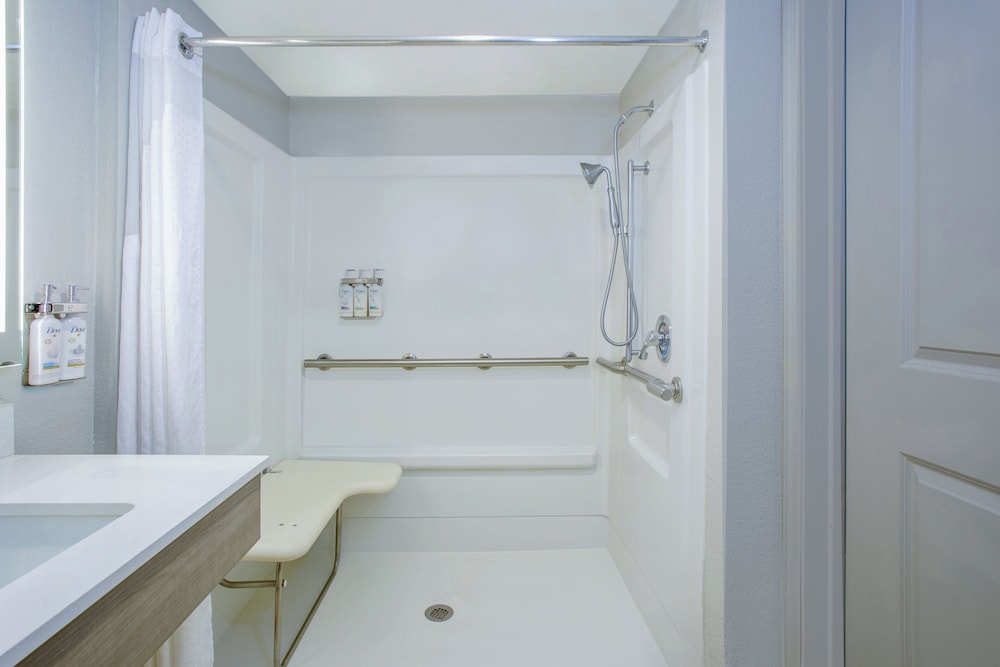 Holiday Inn Express & Suites Oceanfront by IHG — Hotel rooms in Daytona Beach, Florida