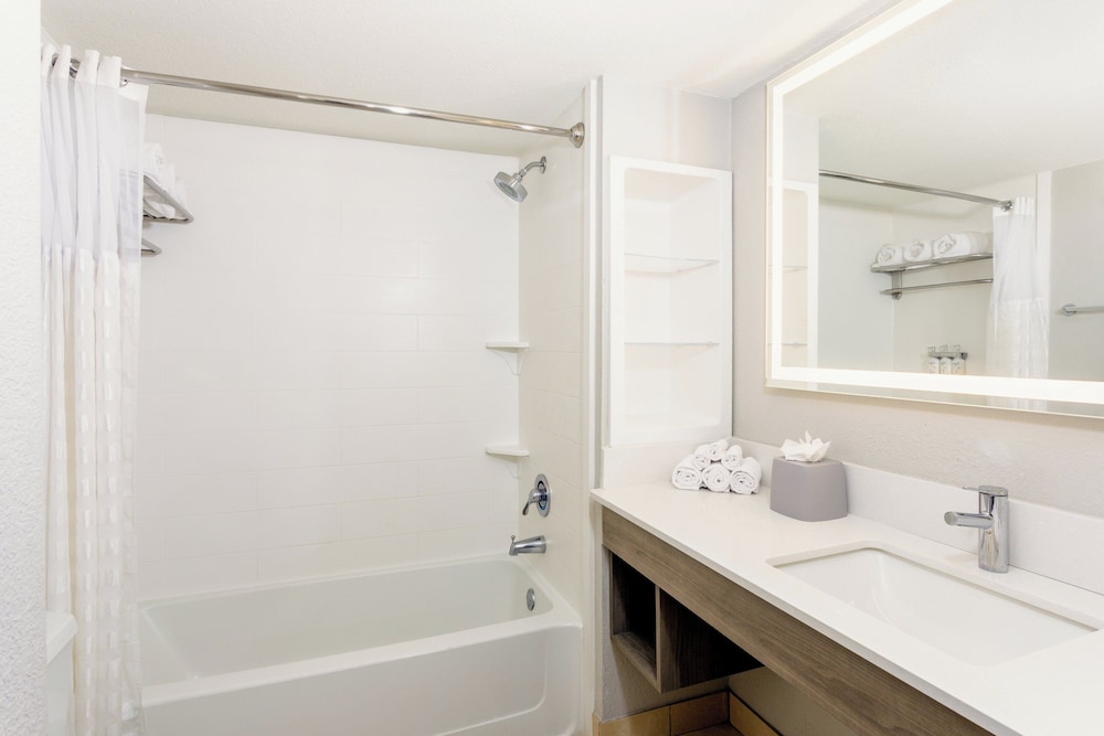 Holiday Inn Express & Suites Oceanfront by IHG — Hotel rooms in Daytona Beach, Florida