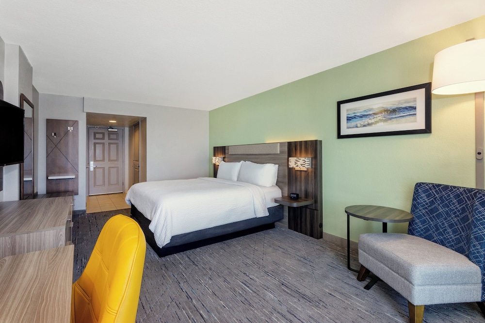 Holiday Inn Express & Suites Oceanfront by IHG — Hotel rooms in Daytona Beach, Florida