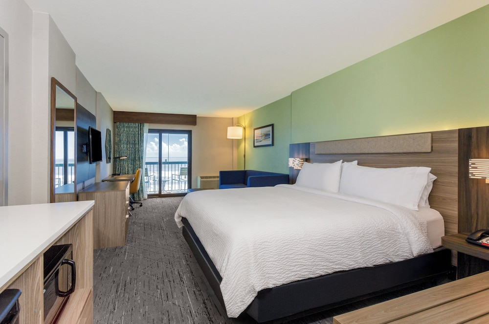 Holiday Inn Express & Suites Oceanfront by IHG — Hotel rooms in Daytona Beach, Florida