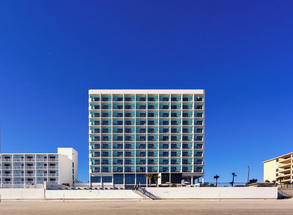 Holiday Inn Express & Suites Oceanfront by IHG — Hotel building in Daytona Beach, Florida