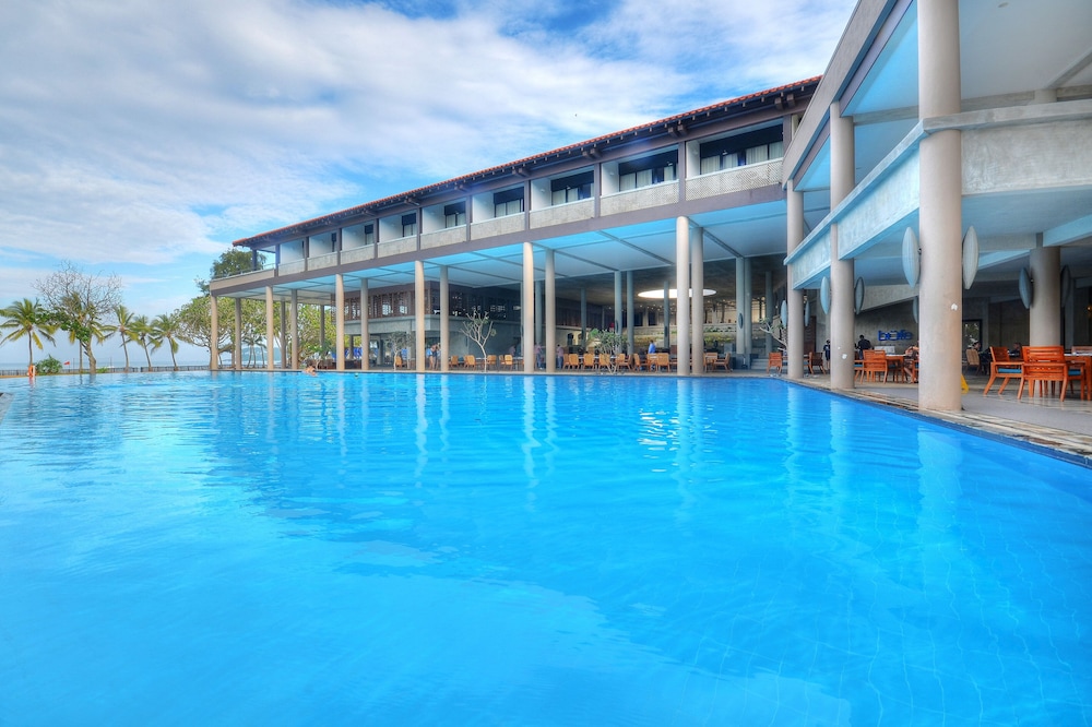 Cinnamon Bey Beruwala — Swimming pool in Beruwala