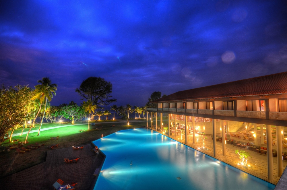 Cinnamon Bey Beruwala — Swimming pool in Beruwala