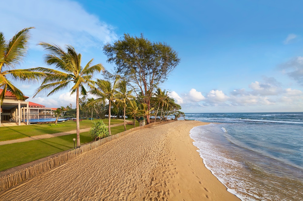 Cinnamon Bey Beruwala — Beach in Beruwala