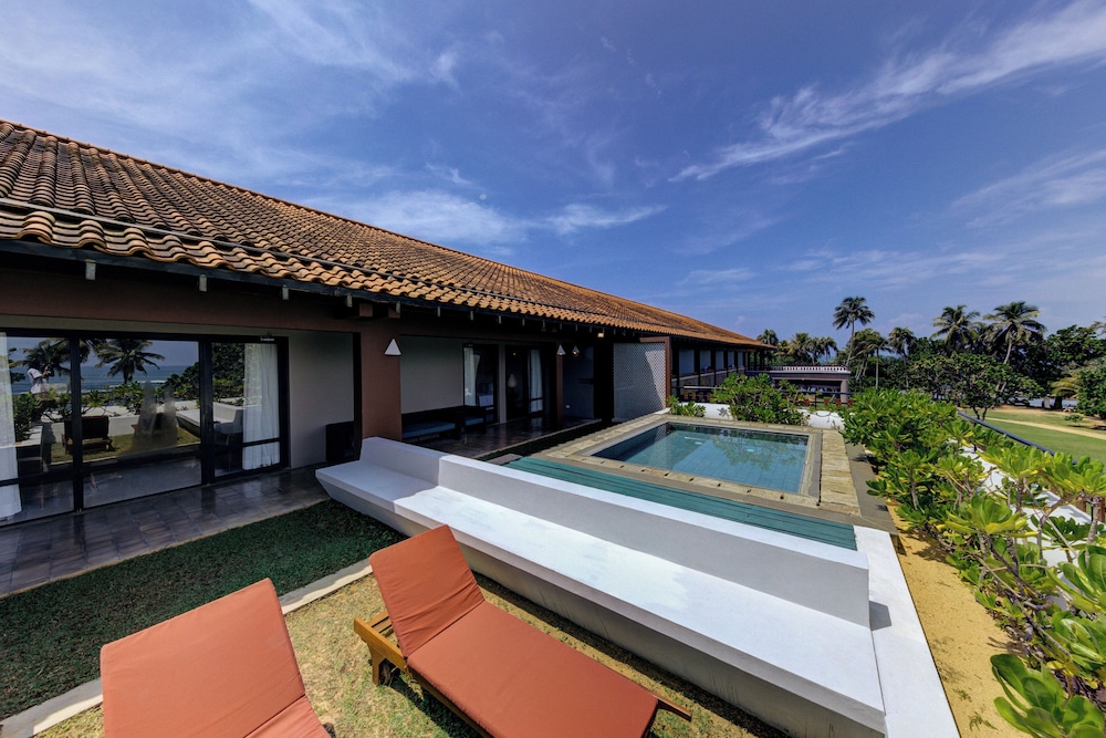Cinnamon Bey Beruwala — Swimming pool in Beruwala