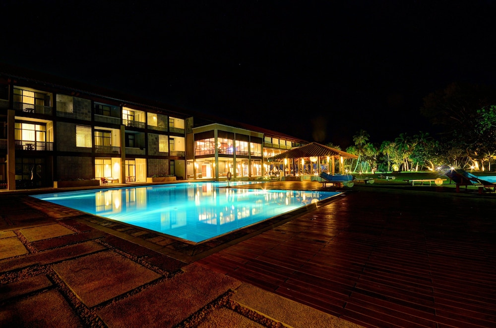 Cinnamon Bey Beruwala — Swimming pool in Beruwala