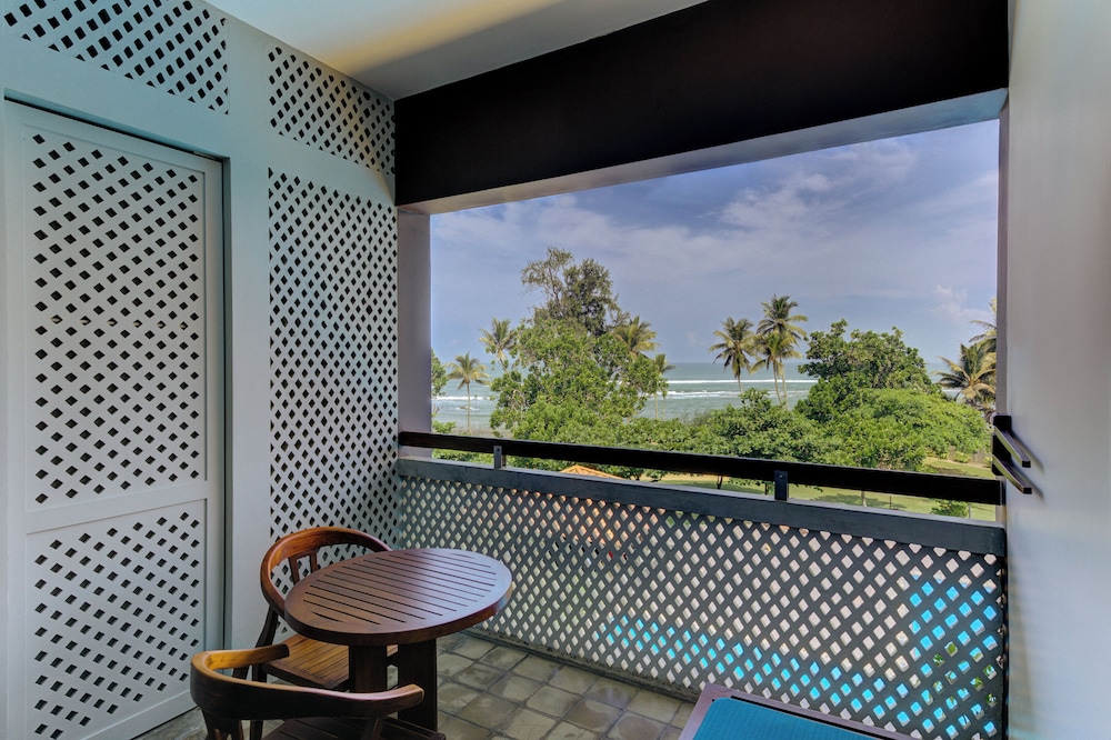 Cinnamon Bey Beruwala — Beach in Beruwala