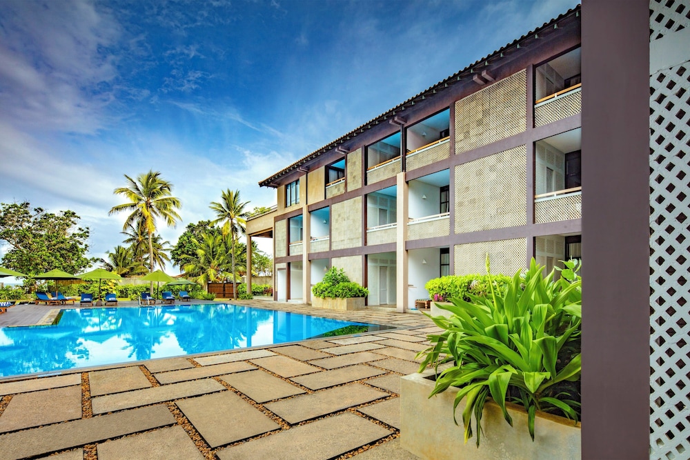 Cinnamon Bey Beruwala — Swimming pool in Beruwala