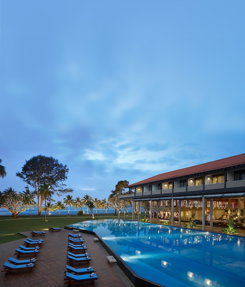 Cinnamon Bey Beruwala — Swimming pool in Beruwala