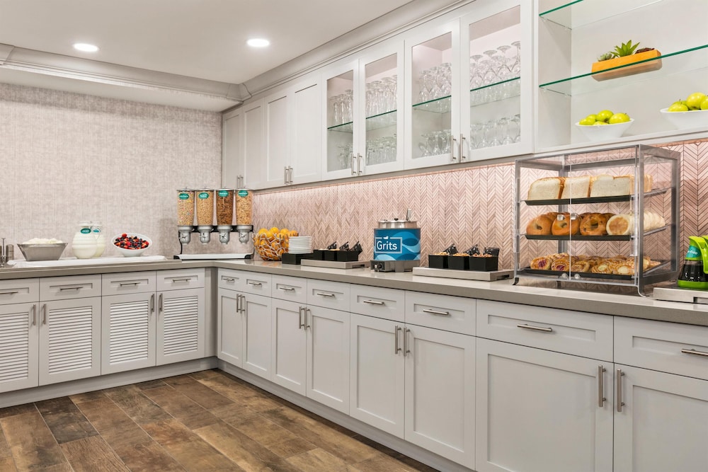 Homewood Suites by Hilton - Fort Myers — Restaurant & bars in Fort Myers, Florida