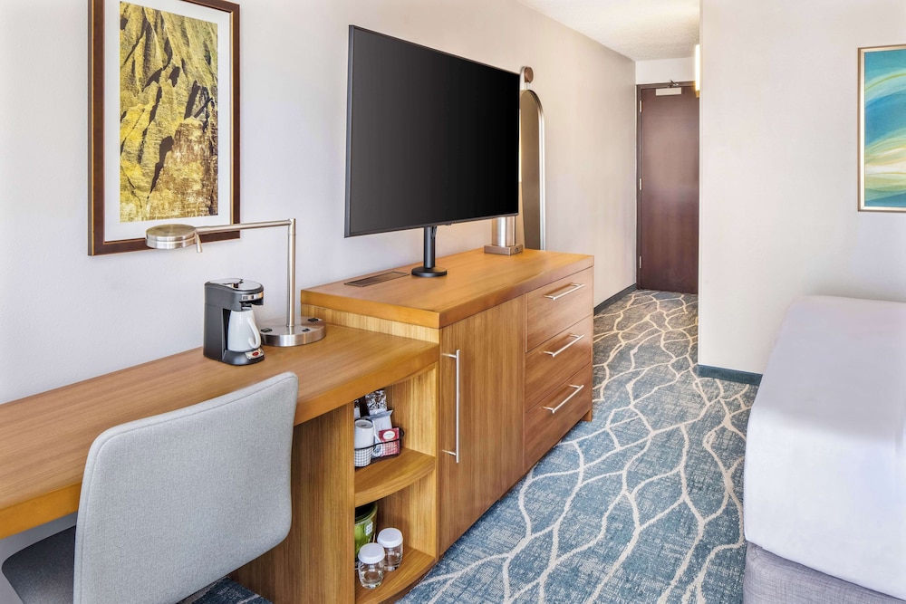 Hyatt Place Waikiki Beach — Hotel rooms in Honolulu, Hawaii