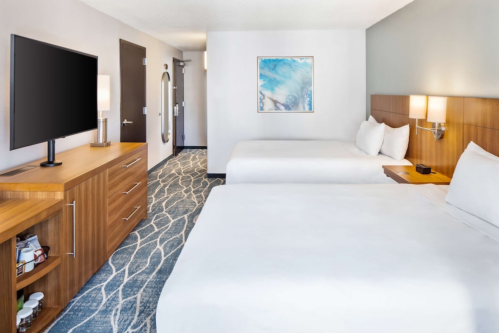 Hyatt Place Waikiki Beach — Hotel rooms in Honolulu, Hawaii
