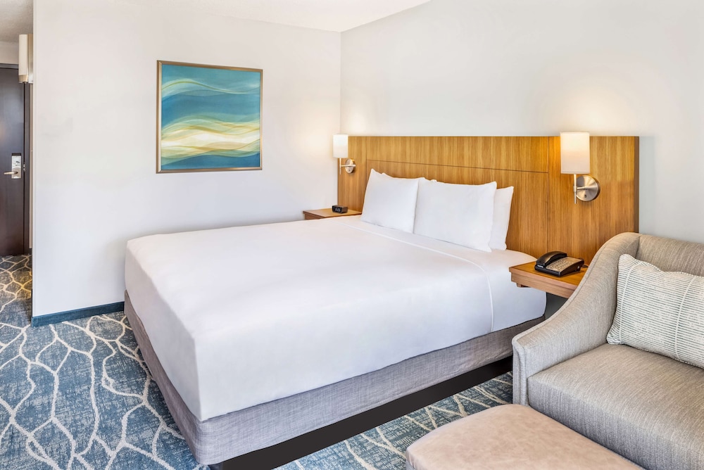 Hyatt Place Waikiki Beach — Hotel rooms in Honolulu, Hawaii