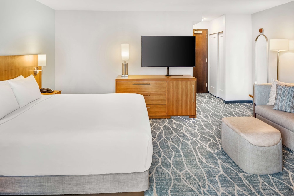 Hyatt Place Waikiki Beach — Hotel rooms in Honolulu, Hawaii