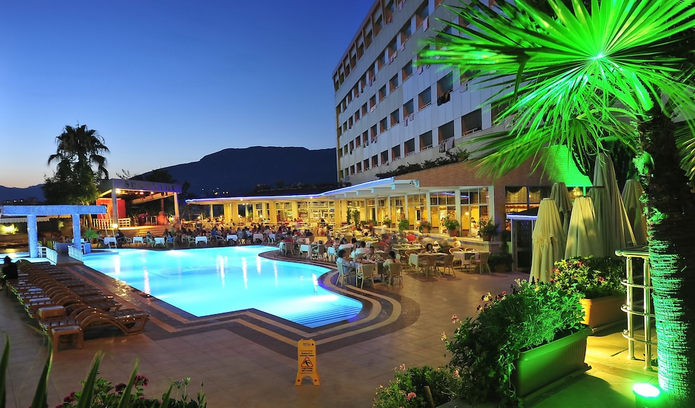 Kirbiyik Resort Hotel - All Inclusive — Hotel building in Alanya
