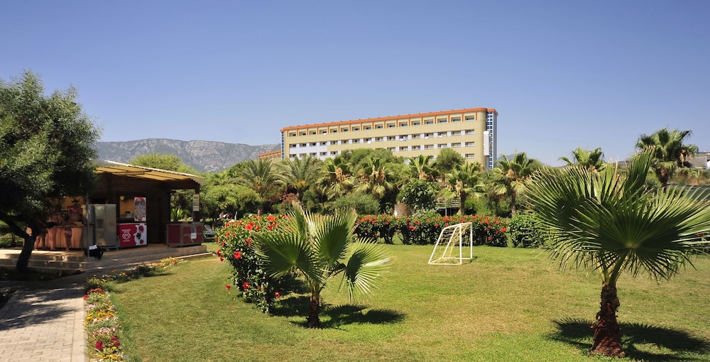 Kirbiyik Resort Hotel - All Inclusive — Hotel building in Alanya