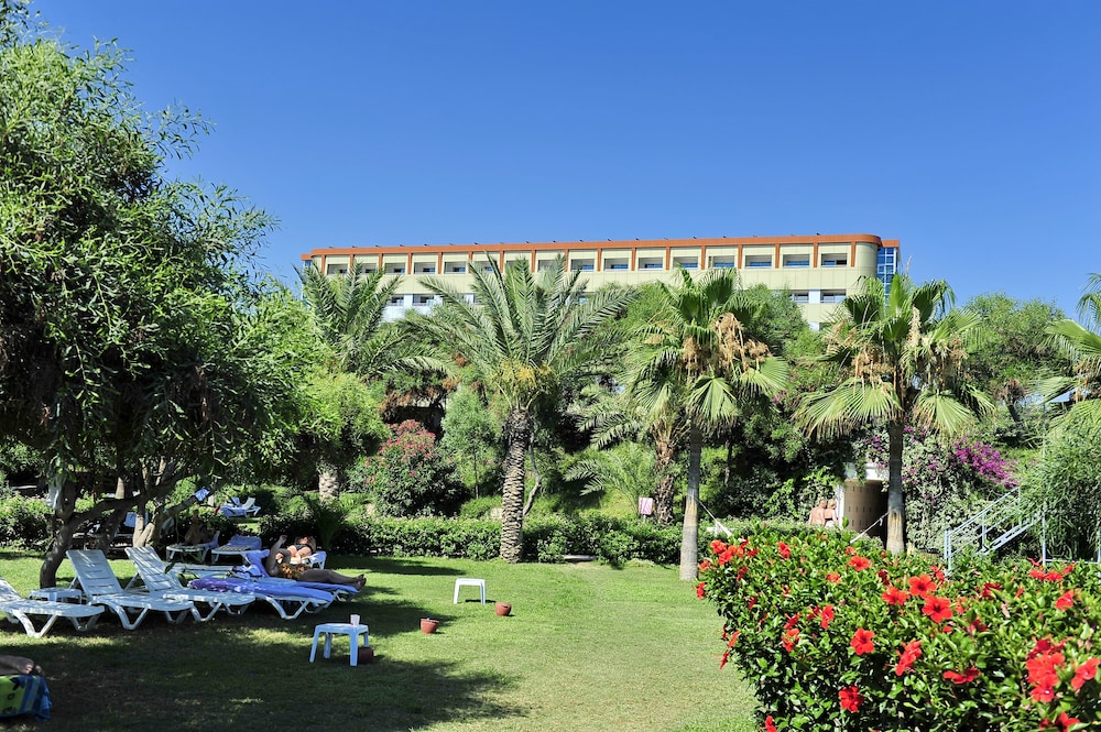 Kirbiyik Resort Hotel - All Inclusive — Hotel building in Alanya
