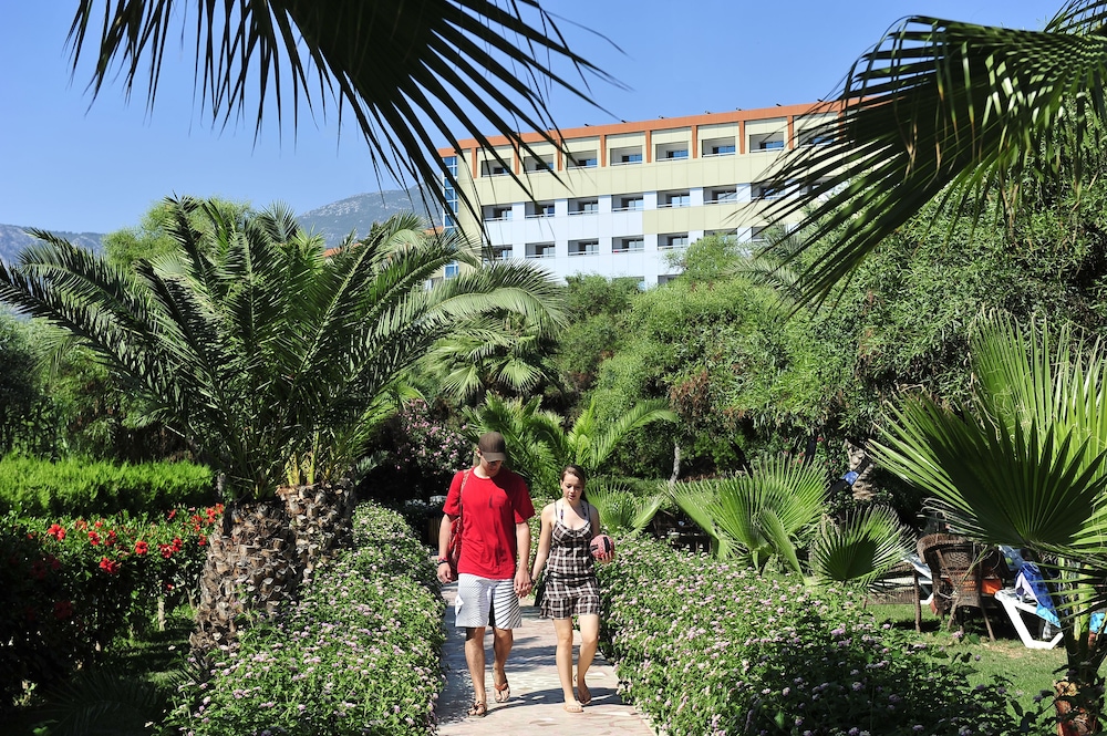 Kirbiyik Resort Hotel - All Inclusive — Hotel building in Alanya