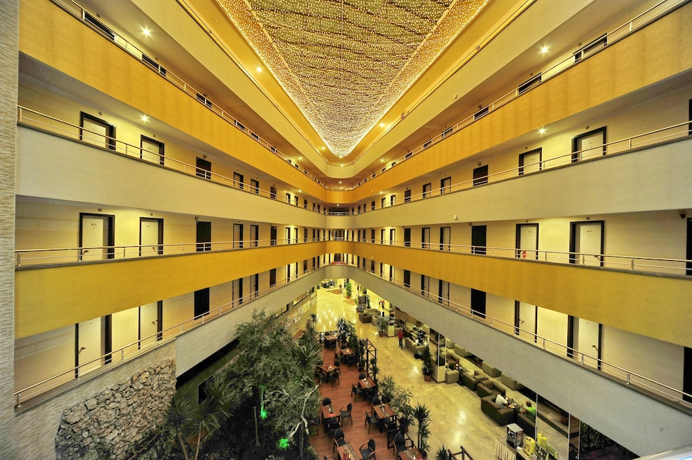 Kirbiyik Resort Hotel - All Inclusive — Hotel building in Alanya