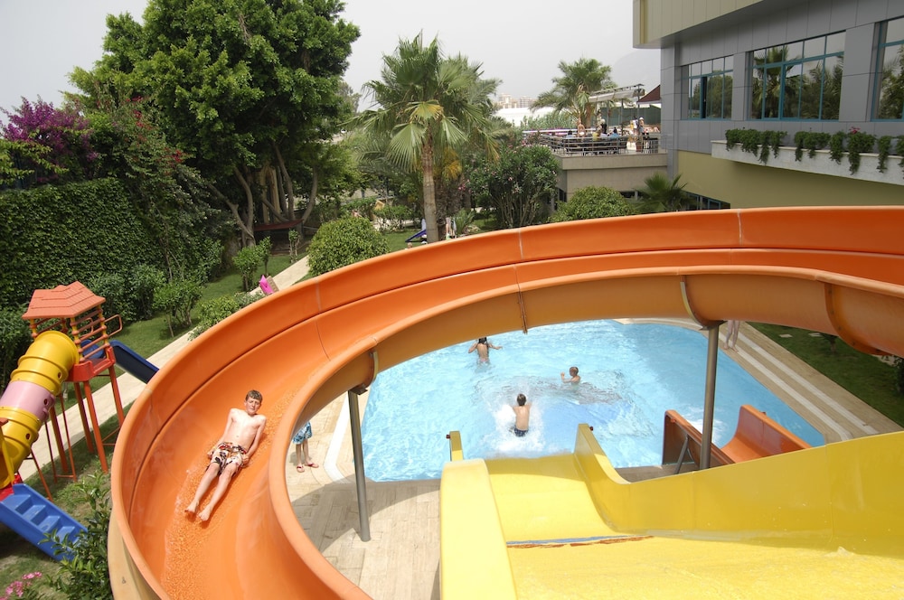 Kirbiyik Resort Hotel - All Inclusive — Swimming pool in Alanya