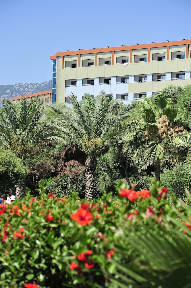 Kirbiyik Resort Hotel - All Inclusive — Hotel building in Alanya