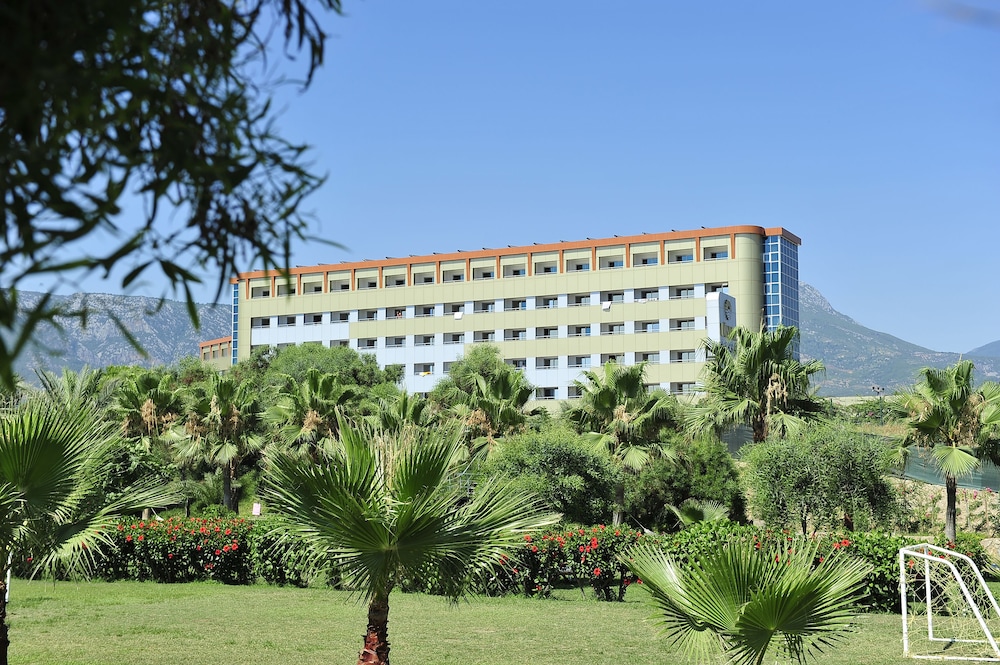 Kirbiyik Resort Hotel - All Inclusive — Hotel building in Alanya
