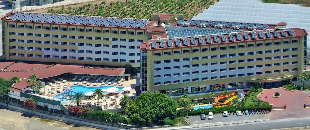 Kirbiyik Resort Hotel - All Inclusive — Hotel building in Alanya