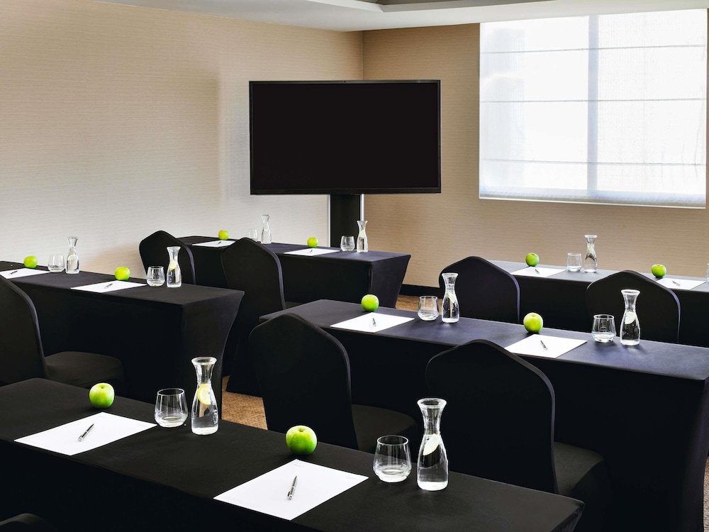 Movenpick Hotel Apartments Al Mamzar Dubai — Hotel building in Dubai