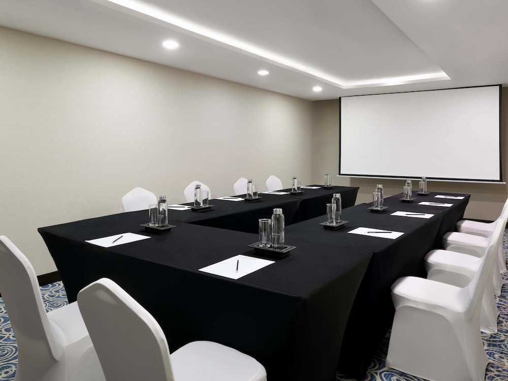 Movenpick Hotel Apartments Al Mamzar Dubai — Hotel building in Dubai