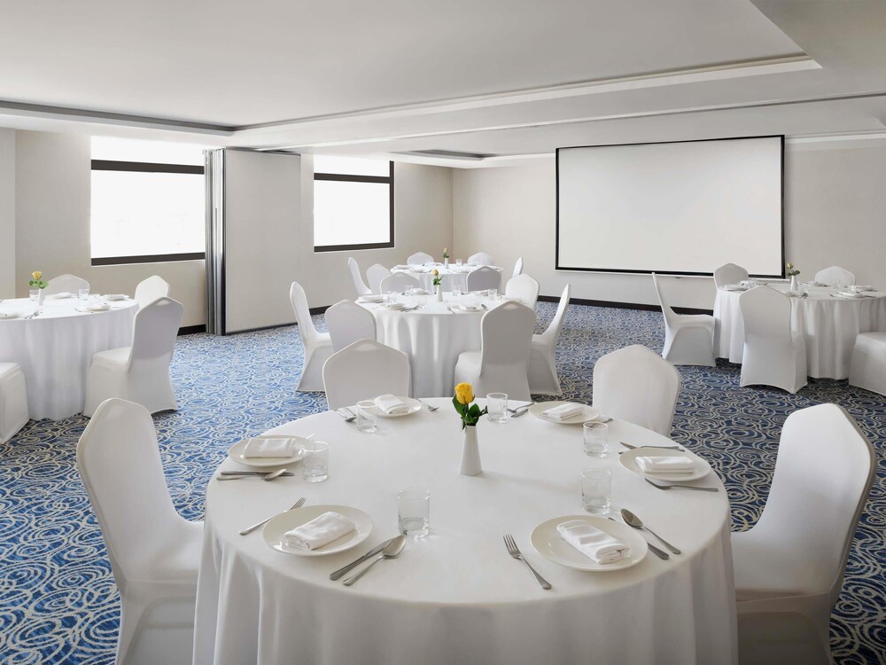 Movenpick Hotel Apartments Al Mamzar Dubai — Hotel building in Dubai