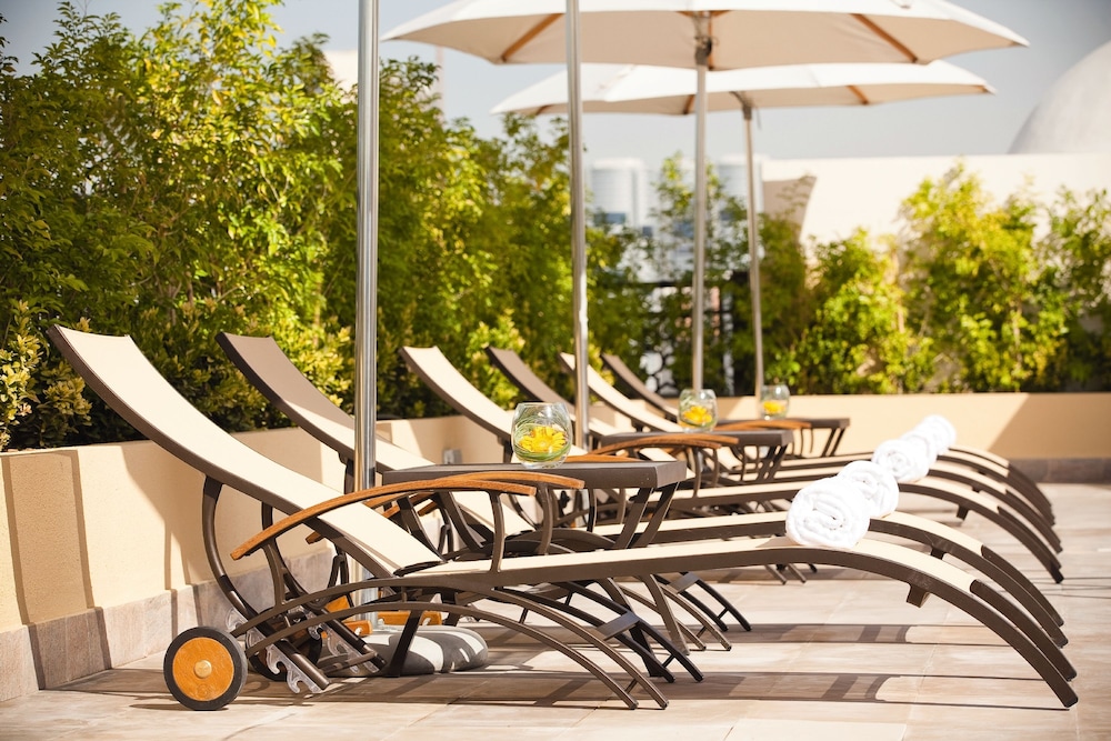 Movenpick Hotel Apartments Al Mamzar Dubai — Swimming pool in Dubai