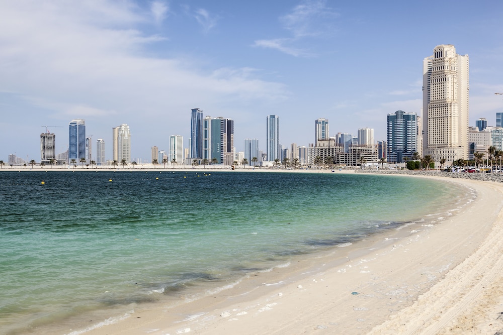 Movenpick Hotel Apartments Al Mamzar Dubai — Beach in Dubai