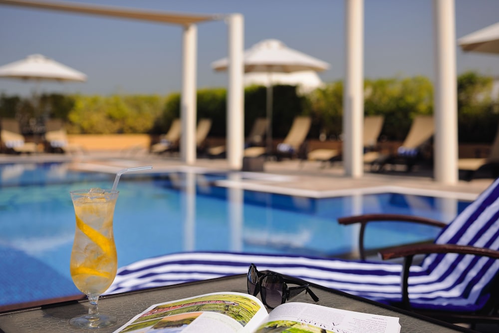 Movenpick Hotel Apartments Al Mamzar Dubai — Swimming pool in Dubai