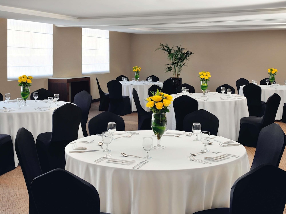 Movenpick Hotel Apartments Al Mamzar Dubai — Restaurant & bars in Dubai