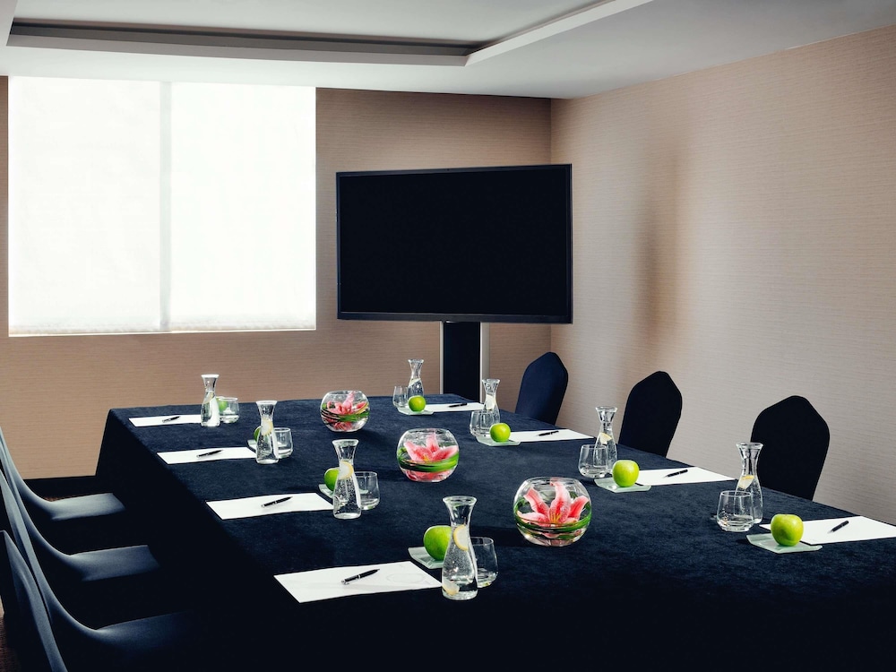 Movenpick Hotel Apartments Al Mamzar Dubai — Hotel building in Dubai