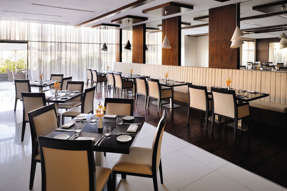 Movenpick Hotel Apartments Al Mamzar Dubai — Restaurant & bars in Dubai