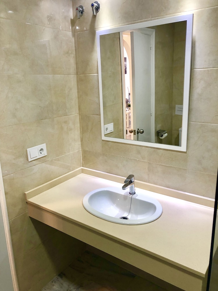 Apartamentos Turísticos Las Rosas de Capistrano — Hotel rooms in Nerja, Andalusia