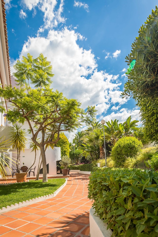 Apartamentos Turísticos Las Rosas de Capistrano — Hotel building in Nerja, Andalusia