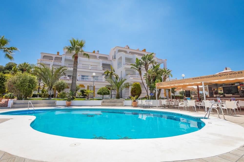 Apartamentos Turísticos Las Rosas de Capistrano — Swimming pool in Nerja, Andalusia