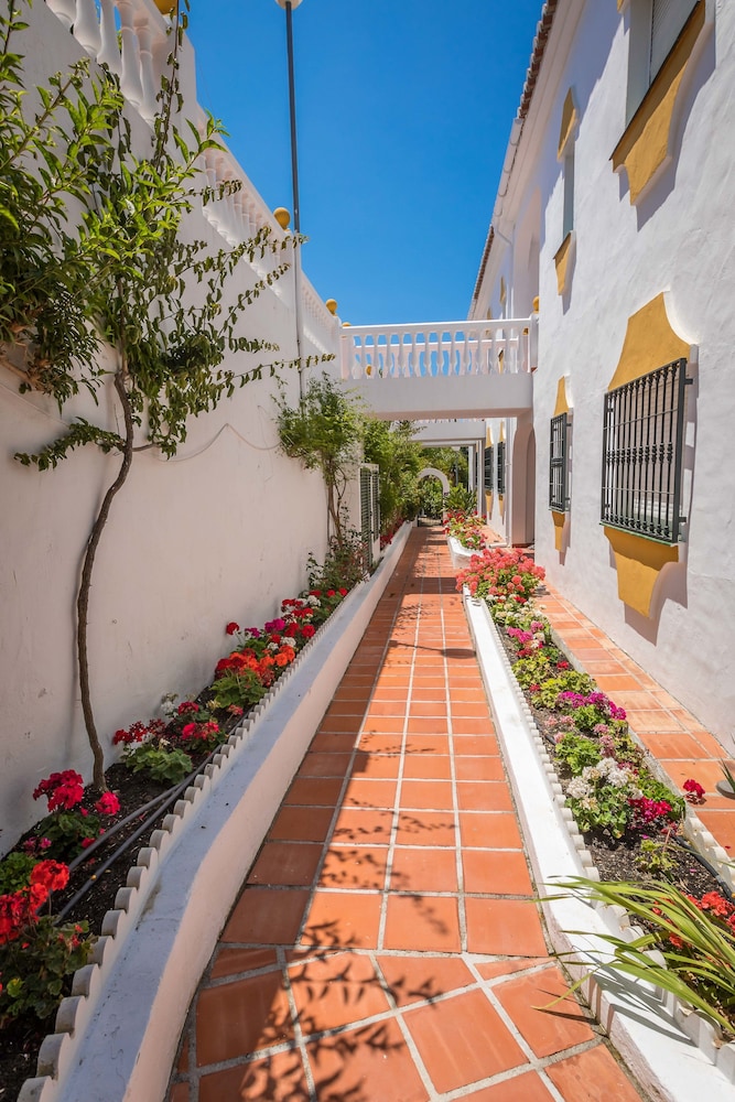 Apartamentos Turísticos Las Rosas de Capistrano — Hotel building in Nerja, Andalusia