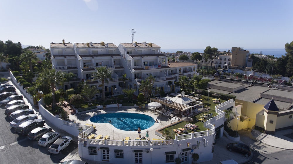 Apartamentos Turísticos Las Rosas de Capistrano — Swimming pool in Nerja, Andalusia