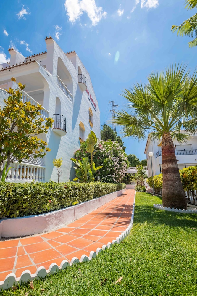 Apartamentos Turísticos Las Rosas de Capistrano — Hotel building in Nerja, Andalusia