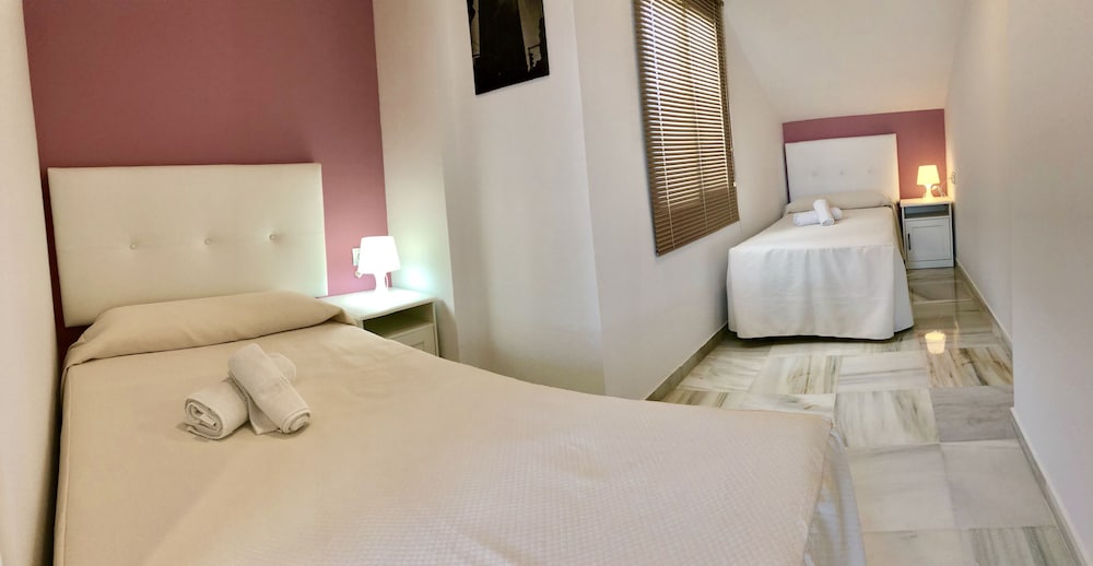 Apartamentos Turísticos Las Rosas de Capistrano — Hotel rooms in Nerja, Andalusia