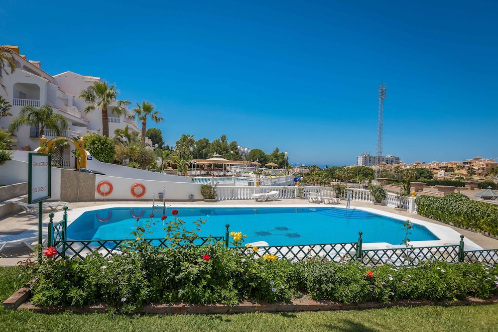 Apartamentos Turísticos Las Rosas de Capistrano — Swimming pool in Nerja, Andalusia