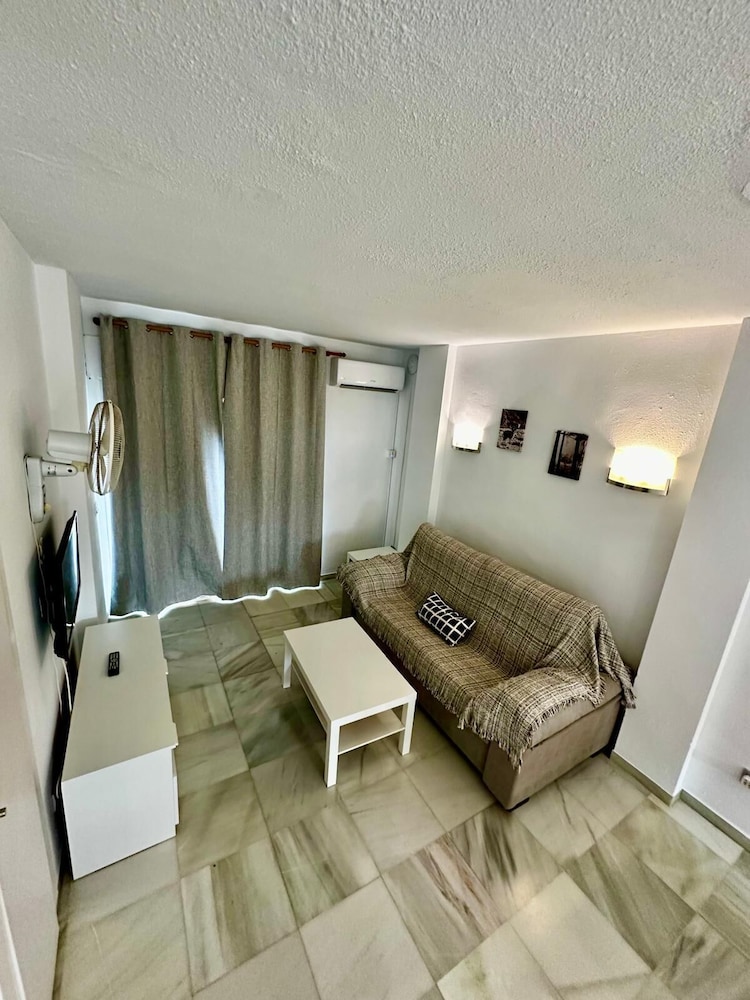 Apartamentos Turísticos Las Rosas de Capistrano — Hotel rooms in Nerja, Andalusia